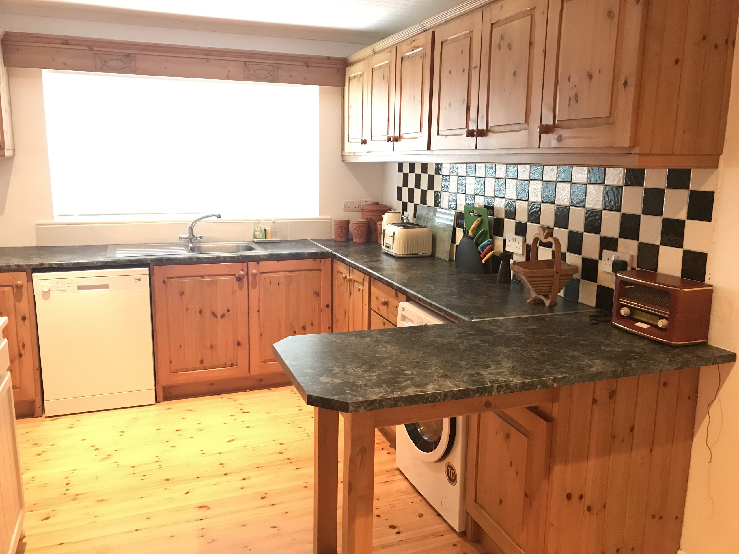 Beachcomber Cottage: A spacious, fully equipped kitchen