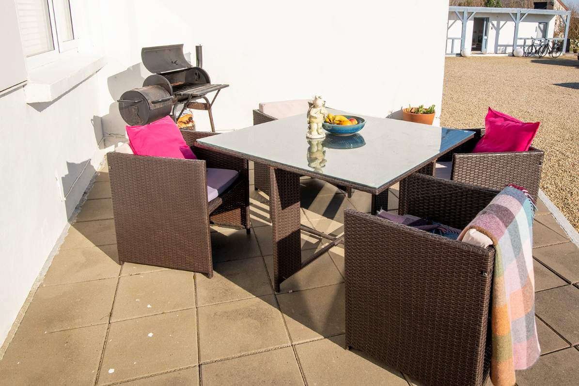 Beachcomber Cottage: A private patio for outdoor dining